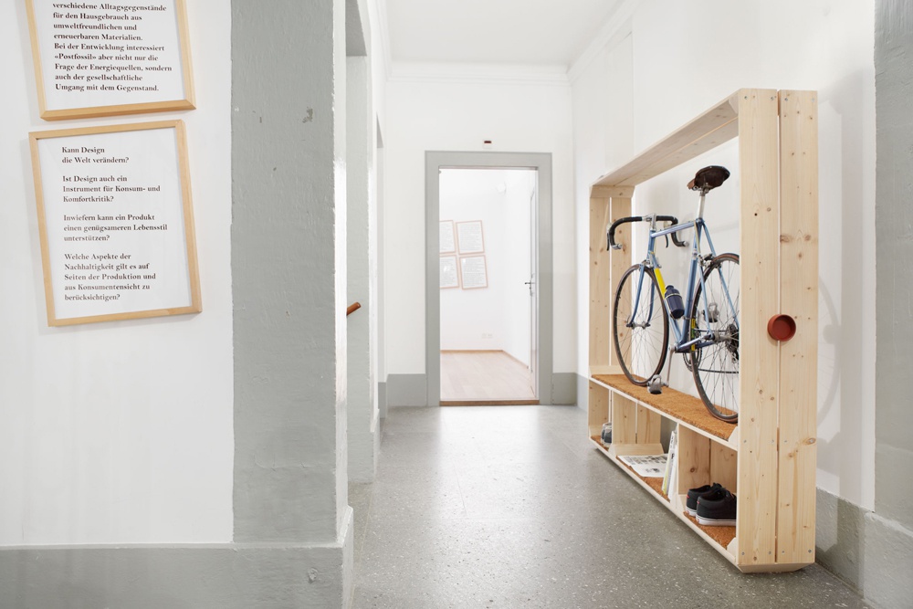 Postfossiles Design, Forum Schlossplatz, Eingang